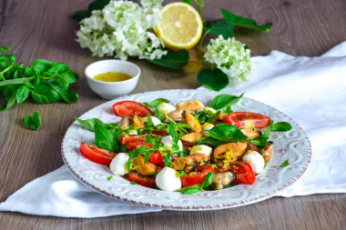 Salad with mussels, mozzarella and arugula