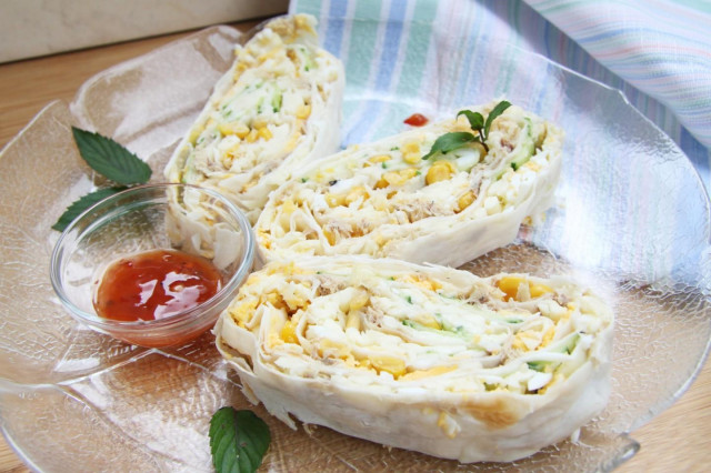 Pita bread roll with canned tuna