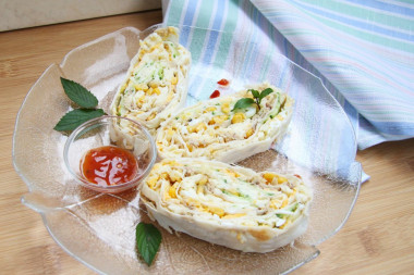 Pita bread roll with canned tuna