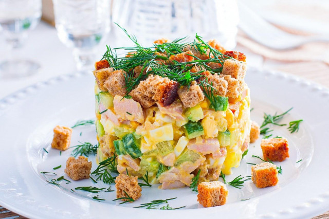 Salad with smoked ham and corn