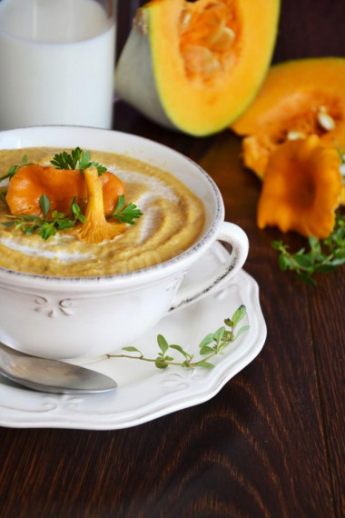 Mashed soup with chanterelles and pumpkin