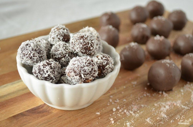 Truffles made of bitter and milk chocolate