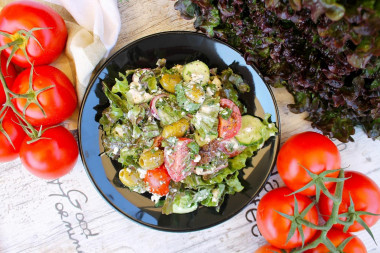 Salad with cottage cheese, tomatoes and herbs