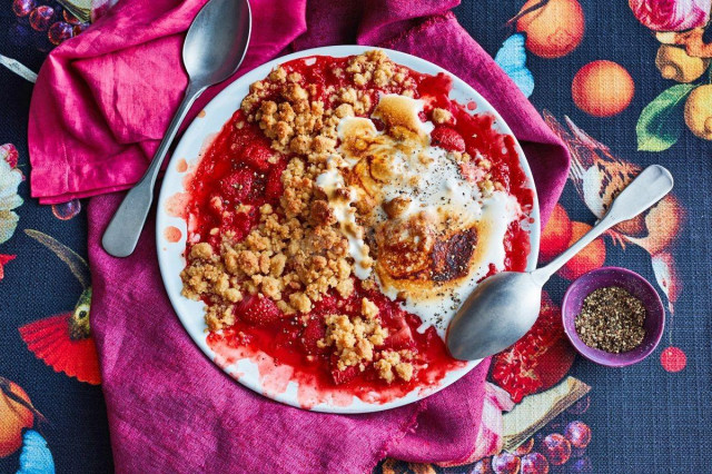 Strawberry crumble