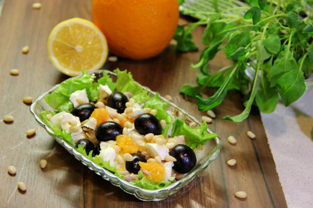 Salad with Chinese cabbage, chicken with grapes and nuts