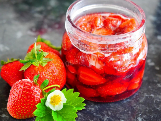 Strawberry jam with gelling sugar