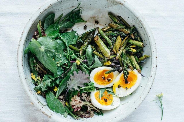 Salad with purple asparagus