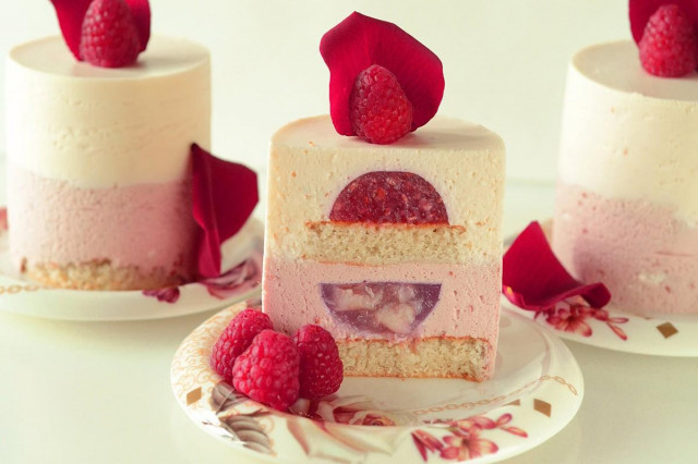 Raspberry and lychee cake