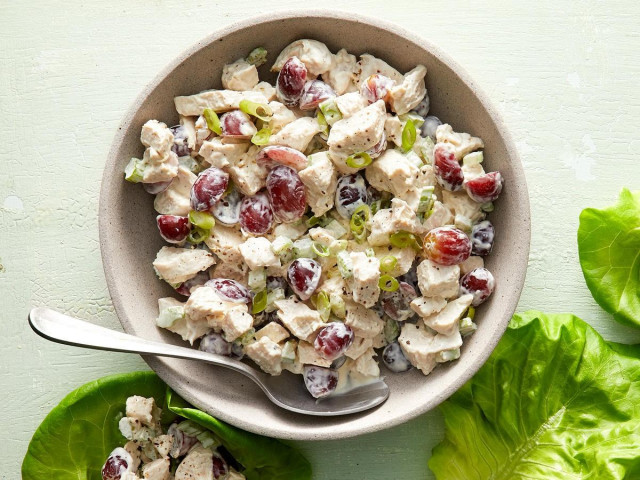 Salad with smoked chicken and grapes