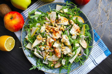 Salad with arugula pear and blue cheese with mold