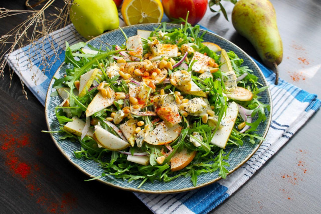 Salad with arugula pear and blue cheese with mold