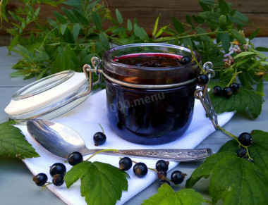 blackcurrant mashed with sugar without cooking for winter