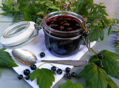 blackcurrant mashed with sugar without cooking for winter