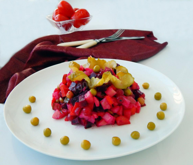 Meat salad with beef, beetroot and apples