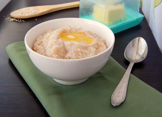 Crumbly barley porridge