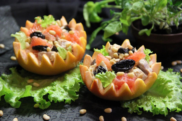 Salad with chicken in grapefruit