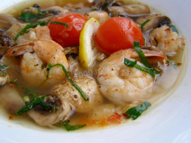 Tom yam soup with chicken and shrimp