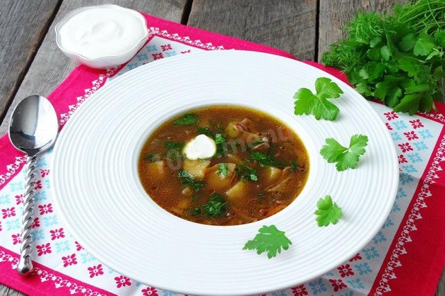 Dried mushroom soup in a slow cooker