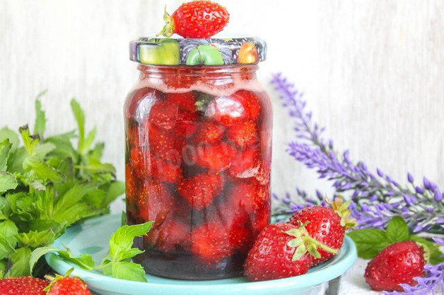 Harvesting Strawberries in sugar with citric acid for winter