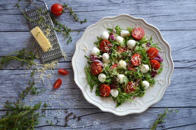 Salad with mozzarella, arugula and cherry tomatoes