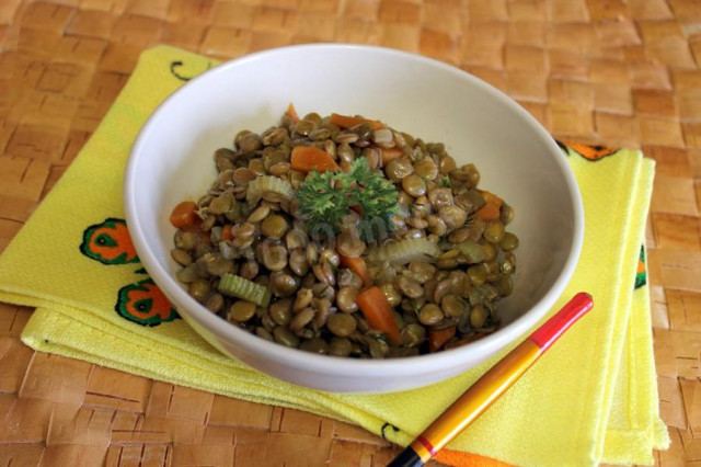 Lentil porridge with coriander and tomato juice