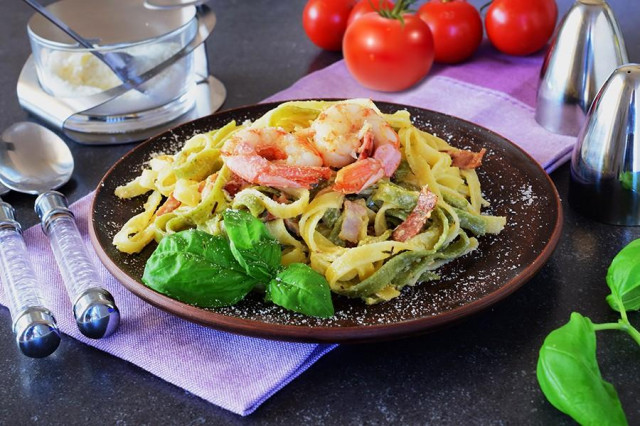 Pasta with king prawns in cream sauce