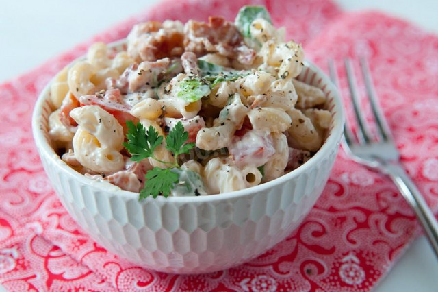 Salad with pasta horns and bacon