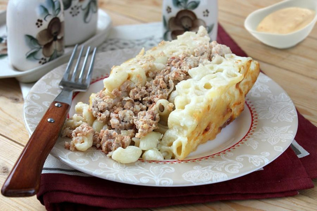 Pasta cones with minced meat in the oven