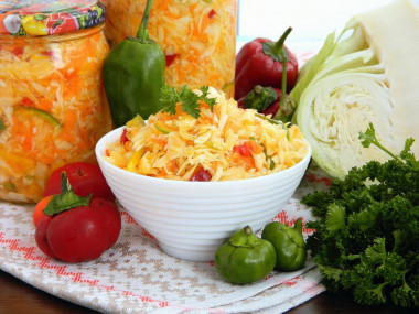 Cabbage salad for winter with bell pepper