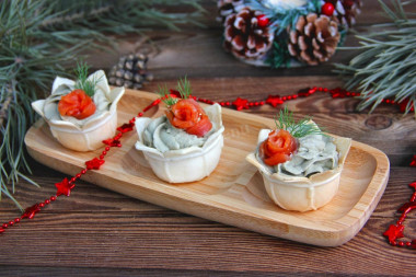 Tartlets with salmon and avocado