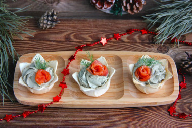 Tartlets with salmon and avocado