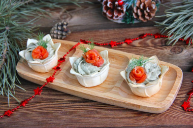 Tartlets with salmon and avocado