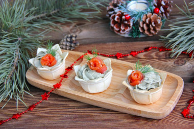 Tartlets with salmon and avocado