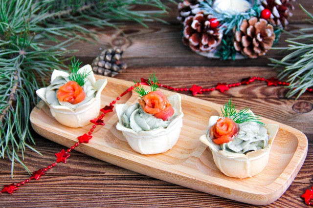 Tartlets with salmon and avocado