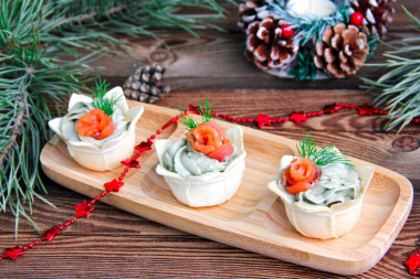 Tartlets with salmon and avocado