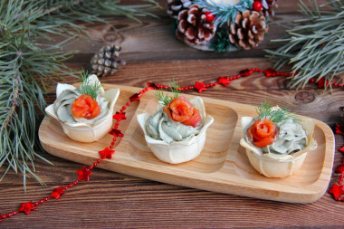 Tartlets with salmon and avocado