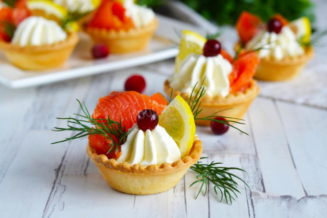 Tartlets with trout, whipped cream and lemon