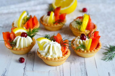 Tartlets with trout, whipped cream and lemon