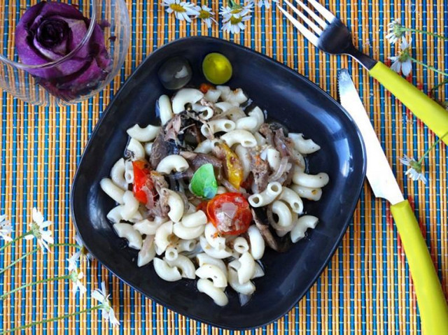 Pasta with stewed meat and tomatoes