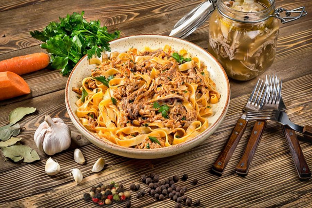 Pasta with stew in a saucepan