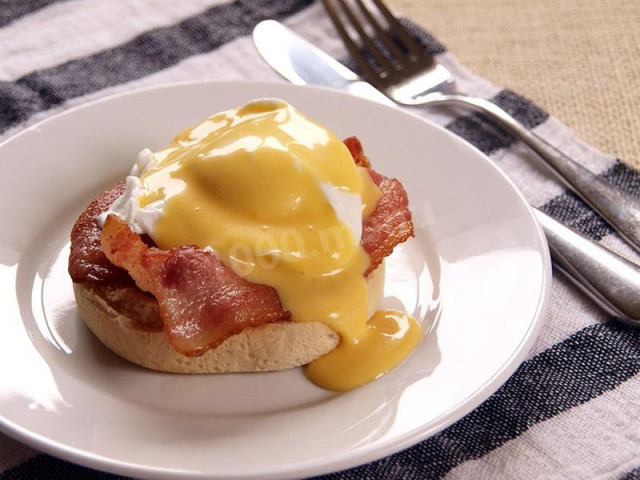 Eggs benedict with bacon