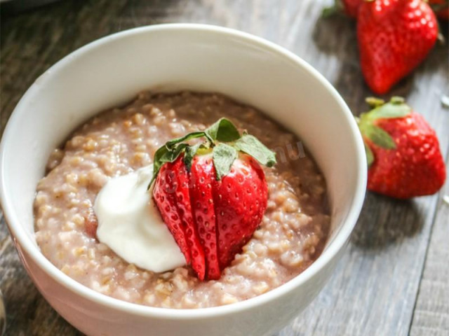 Porridge from oatmeal on water