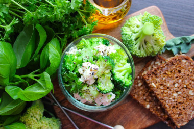 Broccoli salad with cheese