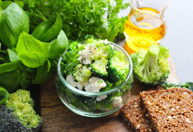 Broccoli salad with cheese