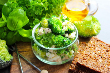 Broccoli salad with cheese