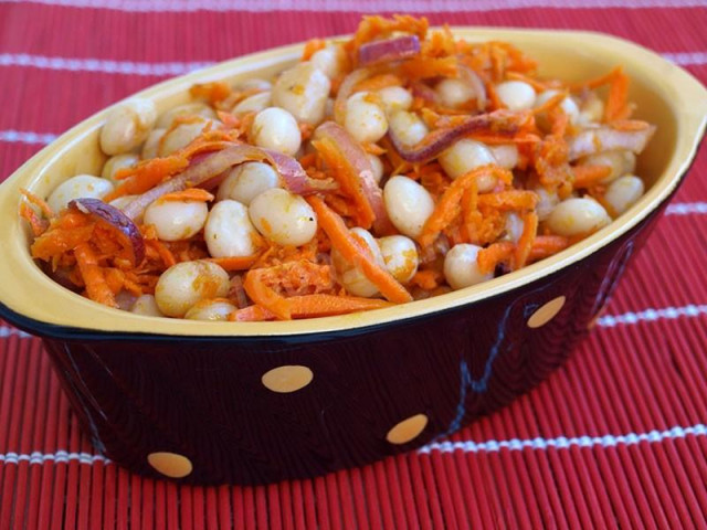 Beans in Korean with carrots and vinegar