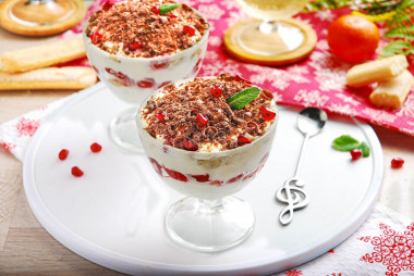 Tiramisu with cherry without eggs