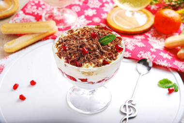 Tiramisu with cherry without eggs