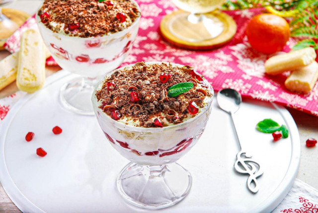 Tiramisu with cherry without eggs