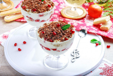 Tiramisu with cherry without eggs